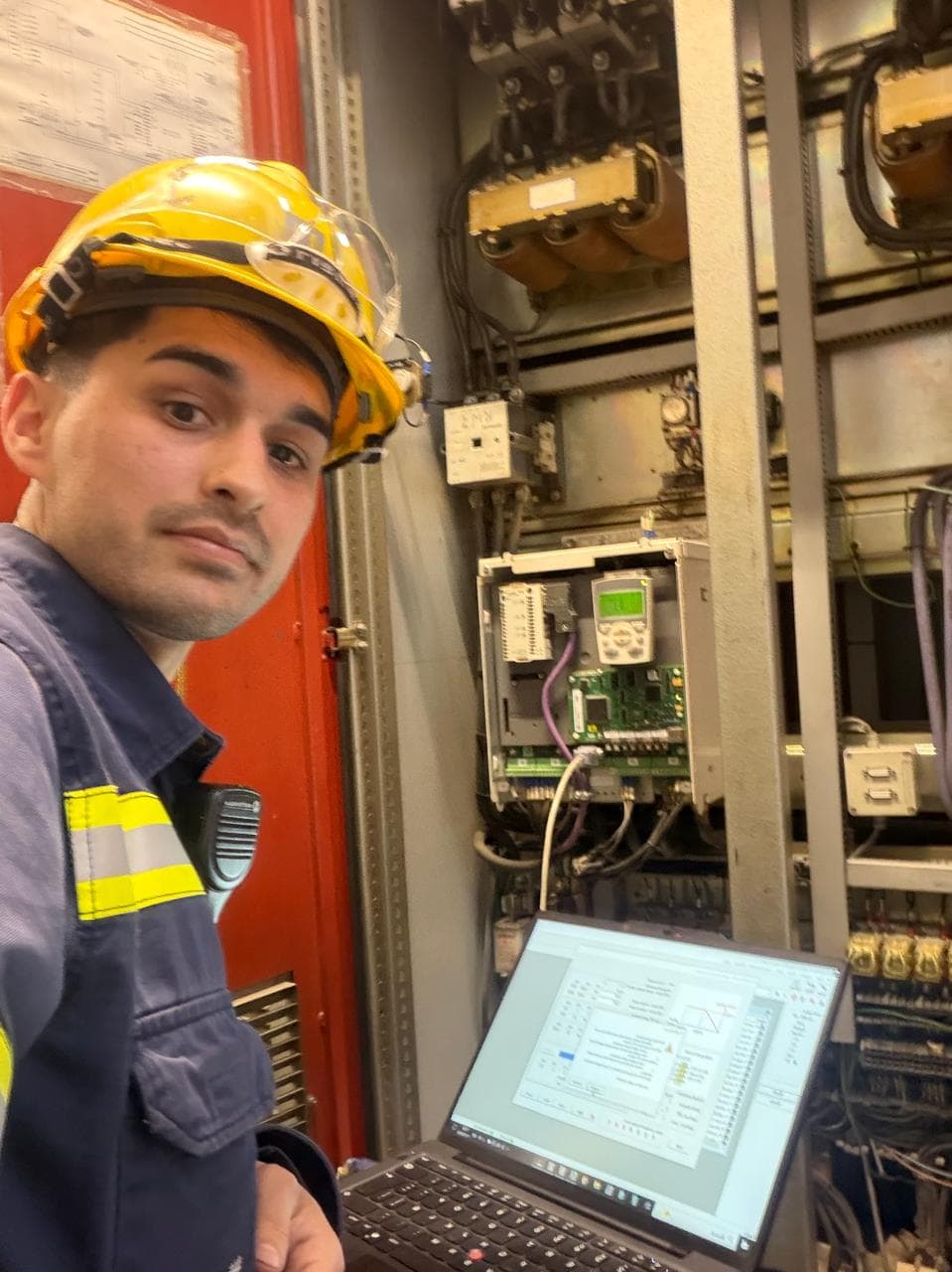 Gustavo configurando un variador de frecuencia en planta, conectado desde la notebook.