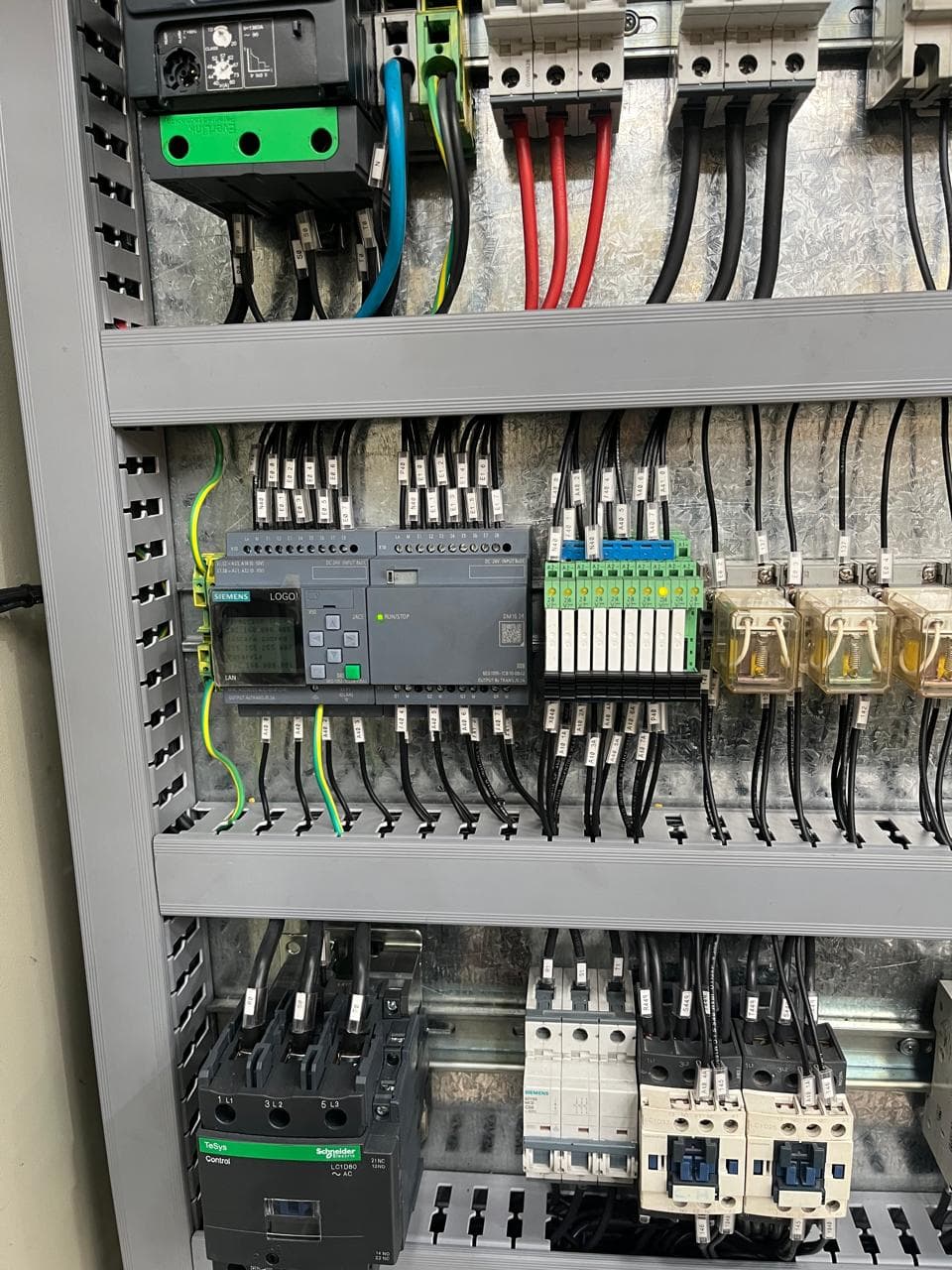 Detalle del módulo LOGO! con su cableado identificado.