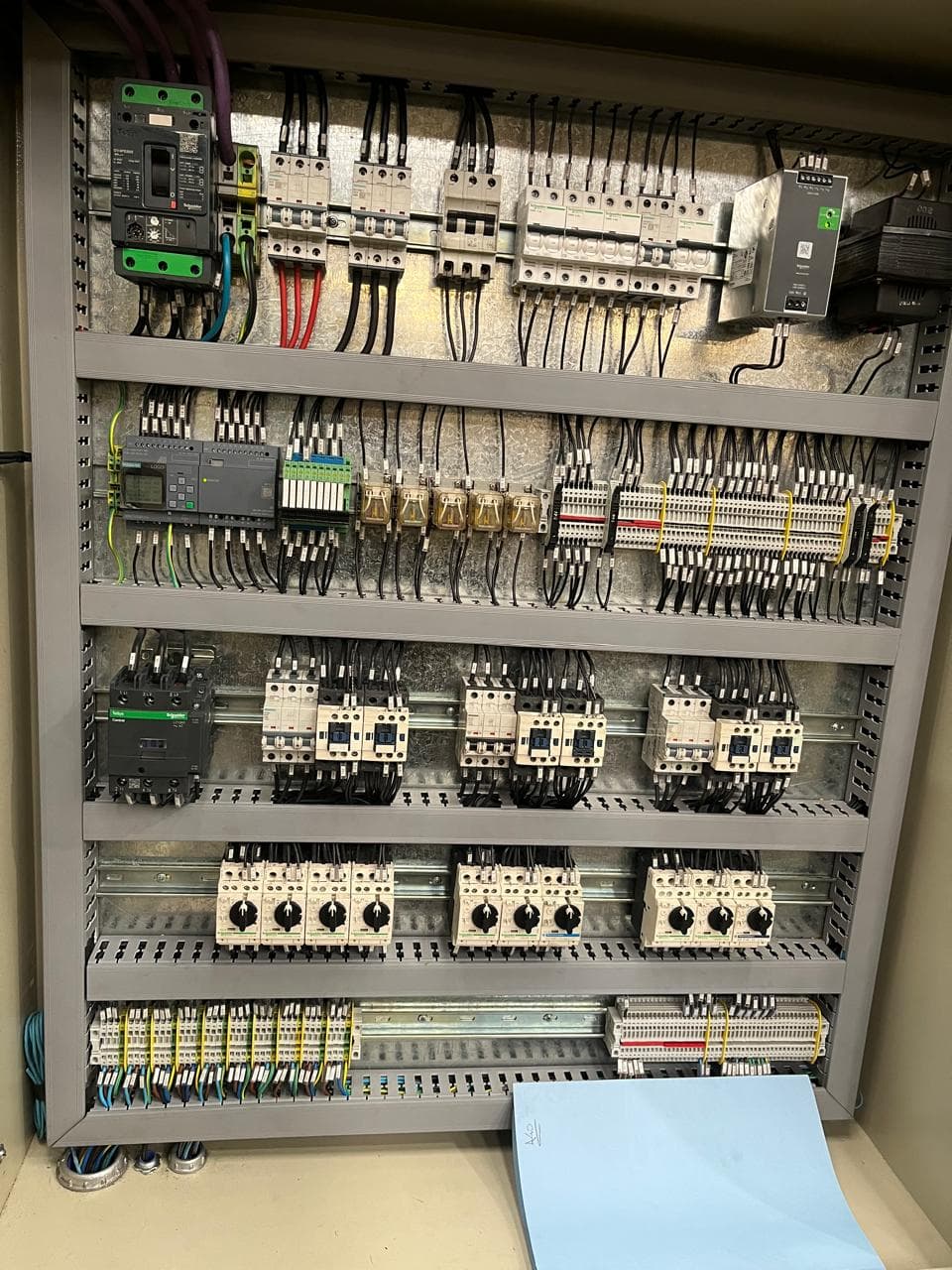 Tablero de control con módulo lógico Siemens LOGO!, contactores y guardamotores.