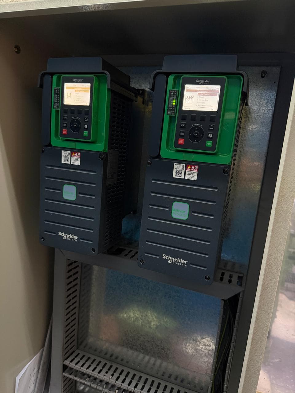Variadores de frecuencia Schneider Electric instalados y en funcionamiento.