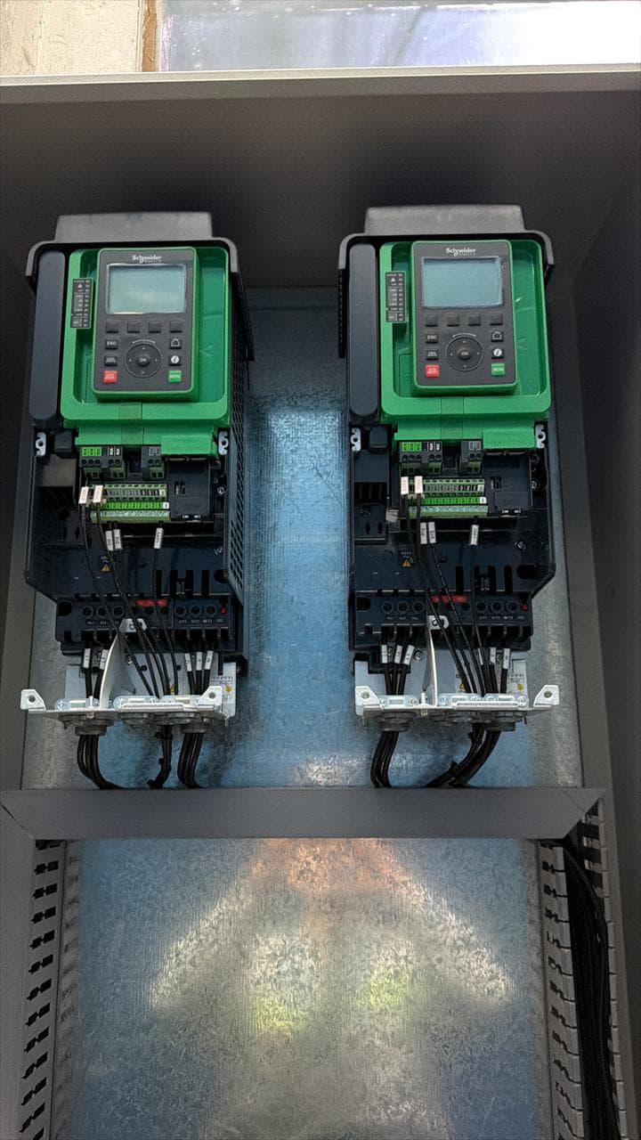Variadores de frecuencia Schneider Electric montados en tablero.